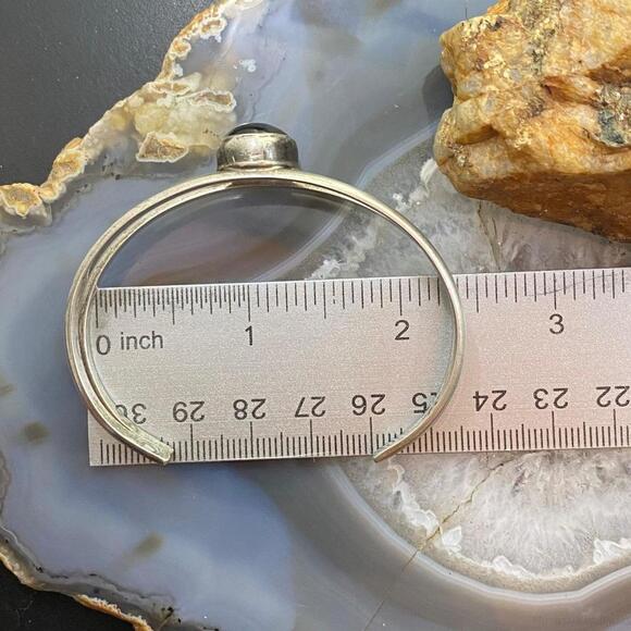 Signed Vintage Native American Sterling Oval Onyx Split Shank Bracelet For Women - Picture 9 of 10